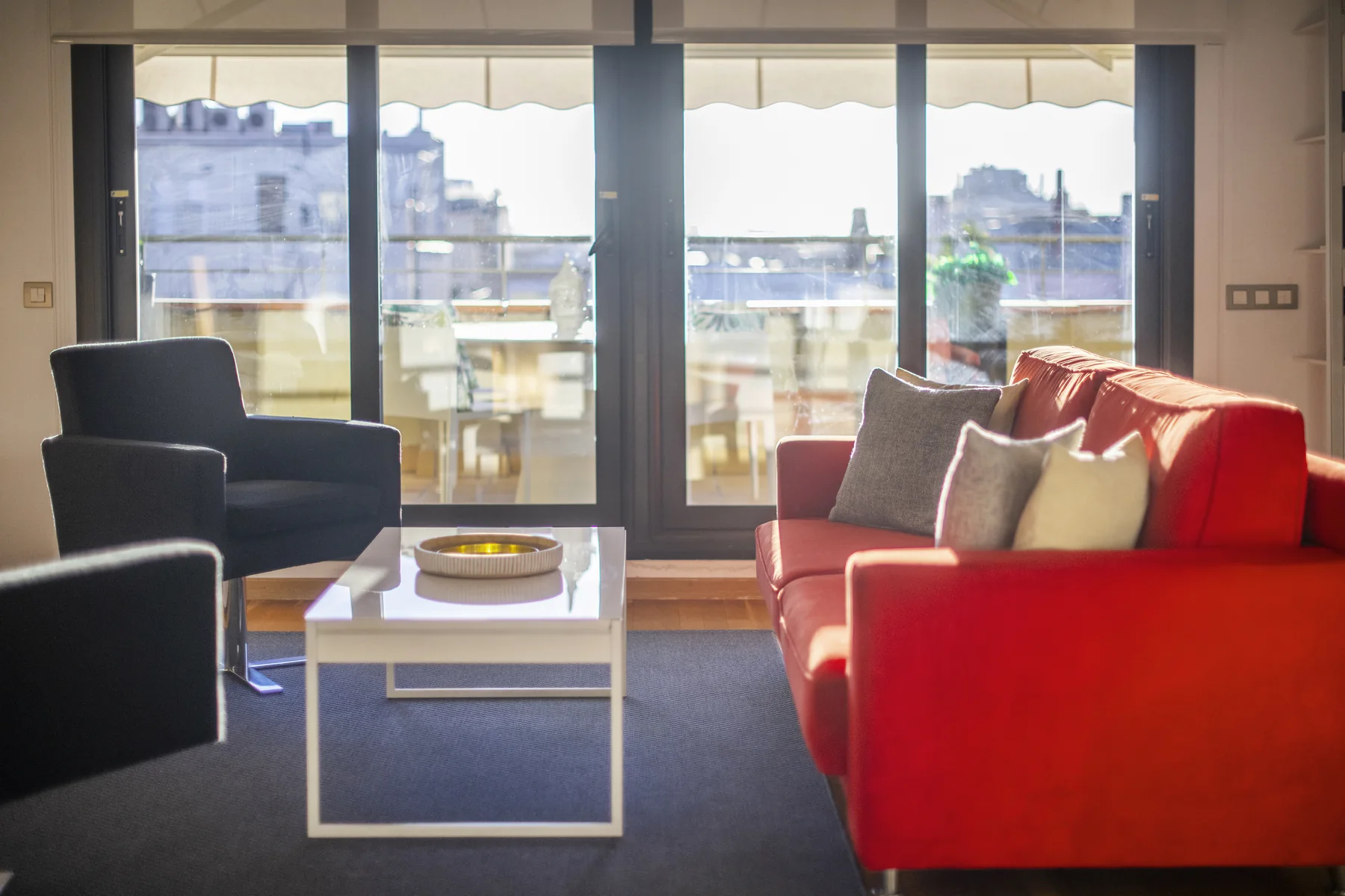 Suite Divina sofa and armchairs facing the city