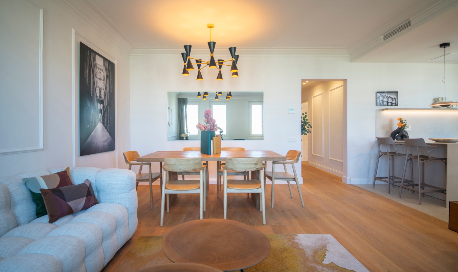 Suite Laia open living and dining room