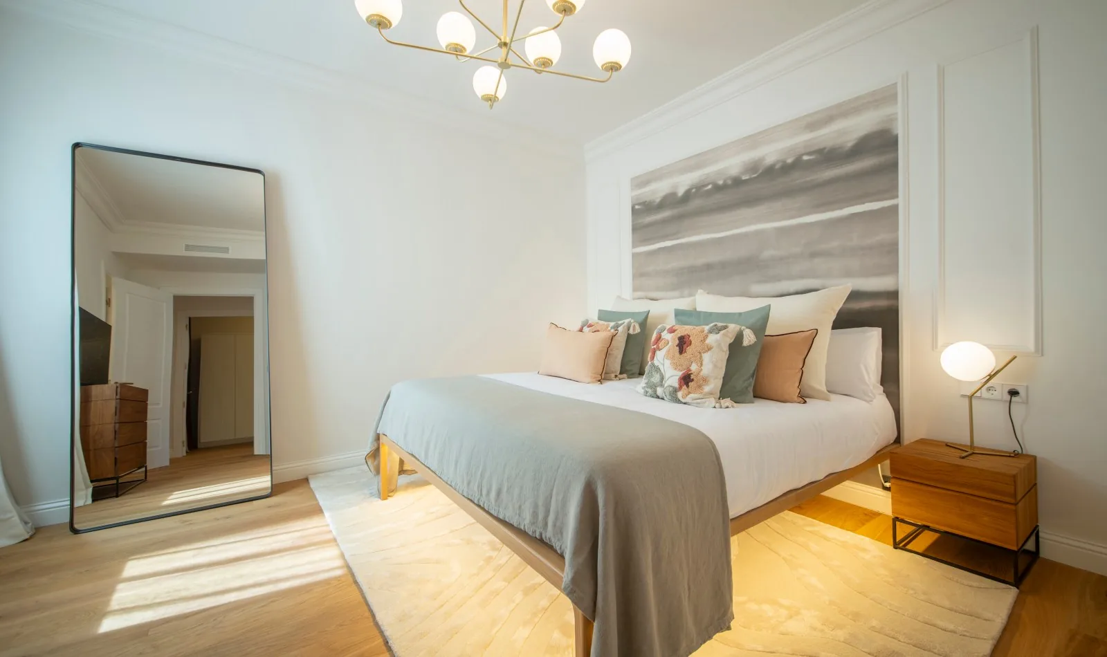 Suite Laia principal bedroom with king-size bed
