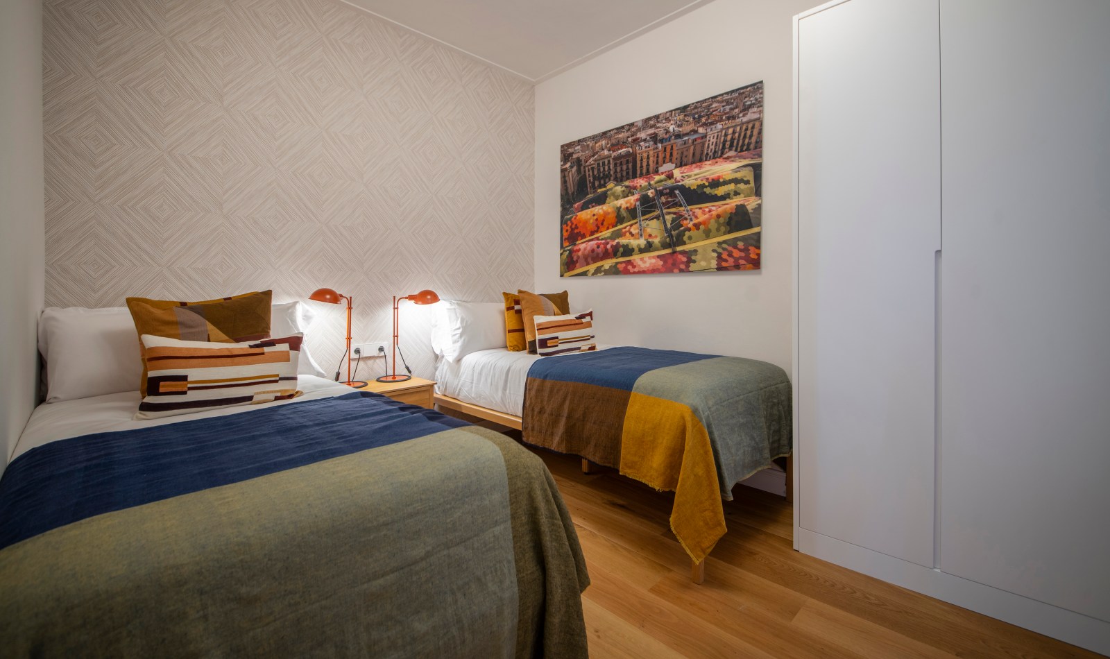 Twin bedroom in Suite Laia with two single beds