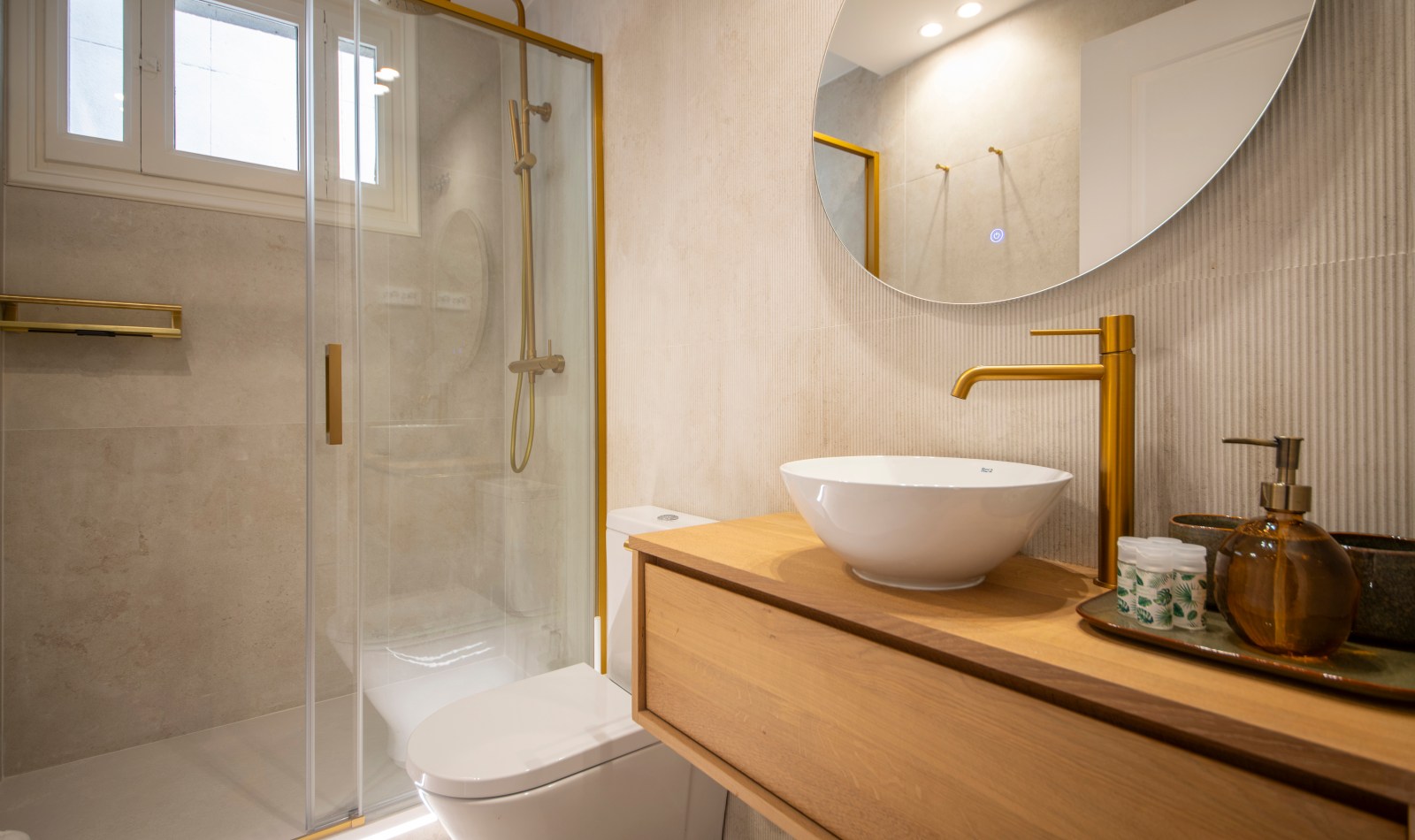 Suite Laia second bathroom, view 01