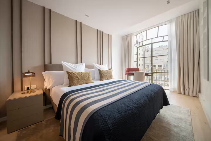Suite Prestige bedroom 1 with a king bed and city-facing window