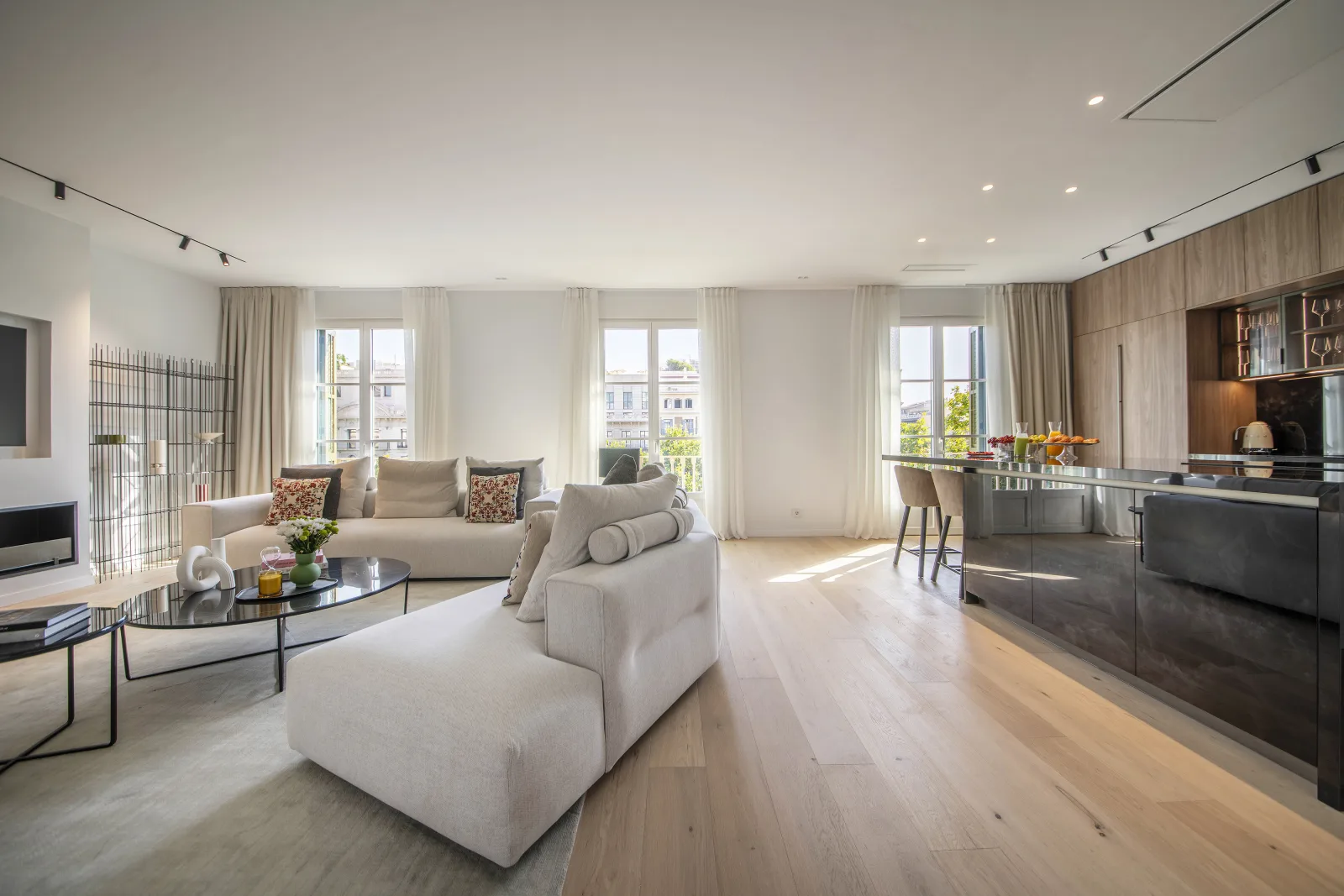 Suite Prestige living room and kitchen overlooking central Barcelona