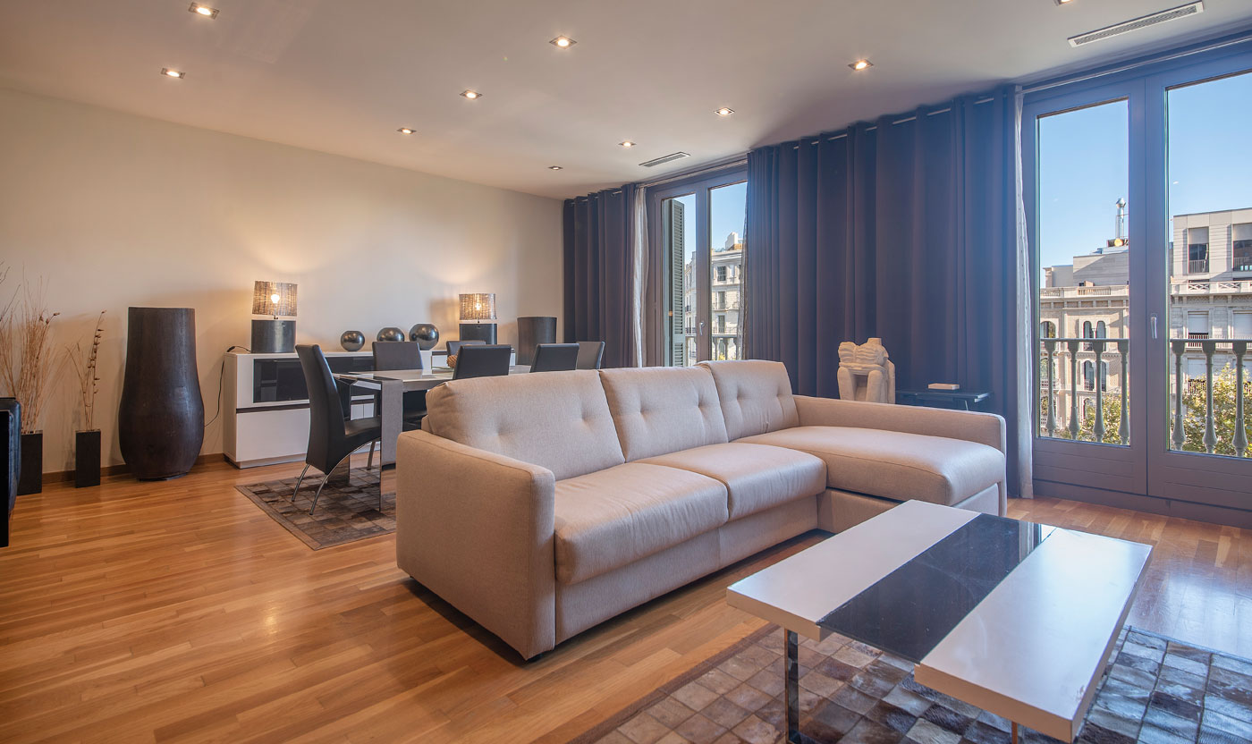 Light-filled PDG15 living room opening toward a Barcelona balcony