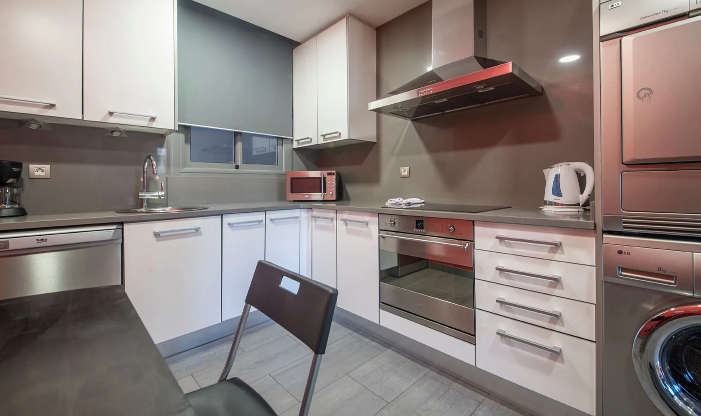 Equipped kitchen with oven, refrigerator and washing machine in Suite Sagrada